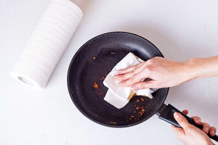 Vì vậy, hãy nhớ lau sạch dầu mỡ trong chảo trước khi rửa bằng nước lạnh và sử dụng nhiều nước rửa bát để giảm lượng dầu thải ra ống thoát nước, từ đó giảm nguy cơ dầu mỡ bám lại trên bề mặt đường ống nước thải.    