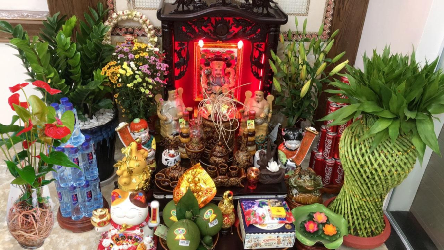 Ban thần tài thích hợp đặt hẳn chậu hoa cây cảnh lên thờ