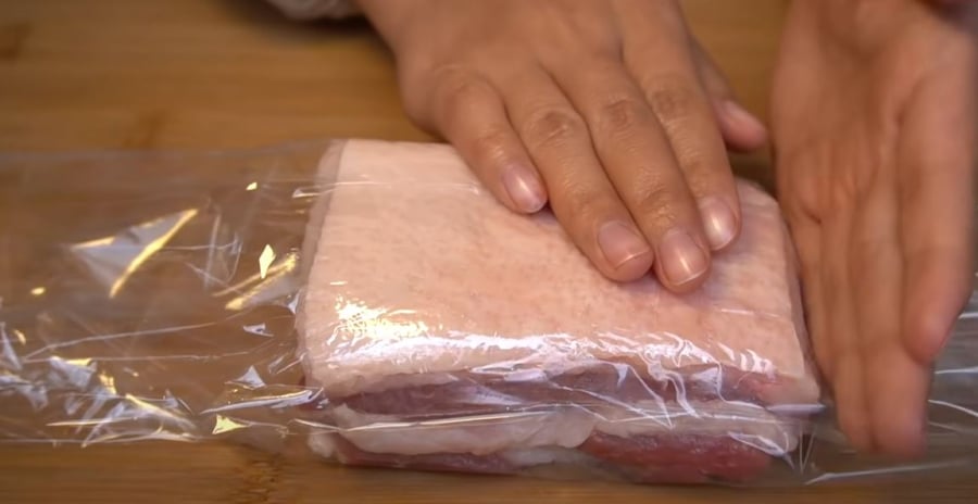Dùng màng bọc thực phẩm gói kín miếng thịt trước khi đem bảo quản trong tủ lạnh.