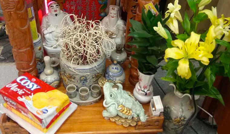 Việc đặt Cóc ngậm tiền trên bàn thờ Thần Tài không chỉ là truyền thống mà còn mang nhiều ý nghĩa sâu sắc trong việc làm ăn kinh doanh