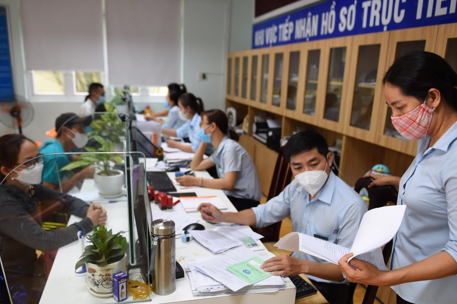 Lao động nữ cần 30 năm, lao động nam cần 35 năm đóng bảo hiểm xã hội để hưởng lương hưu tối đa 75%.
