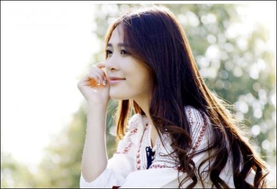 Ngày nay có nhiều phụ nữ chỉ lo làm đẹp, mua sắm mà chẳng còn chú ý đến việc đọc sách. (ảnh minh họa)