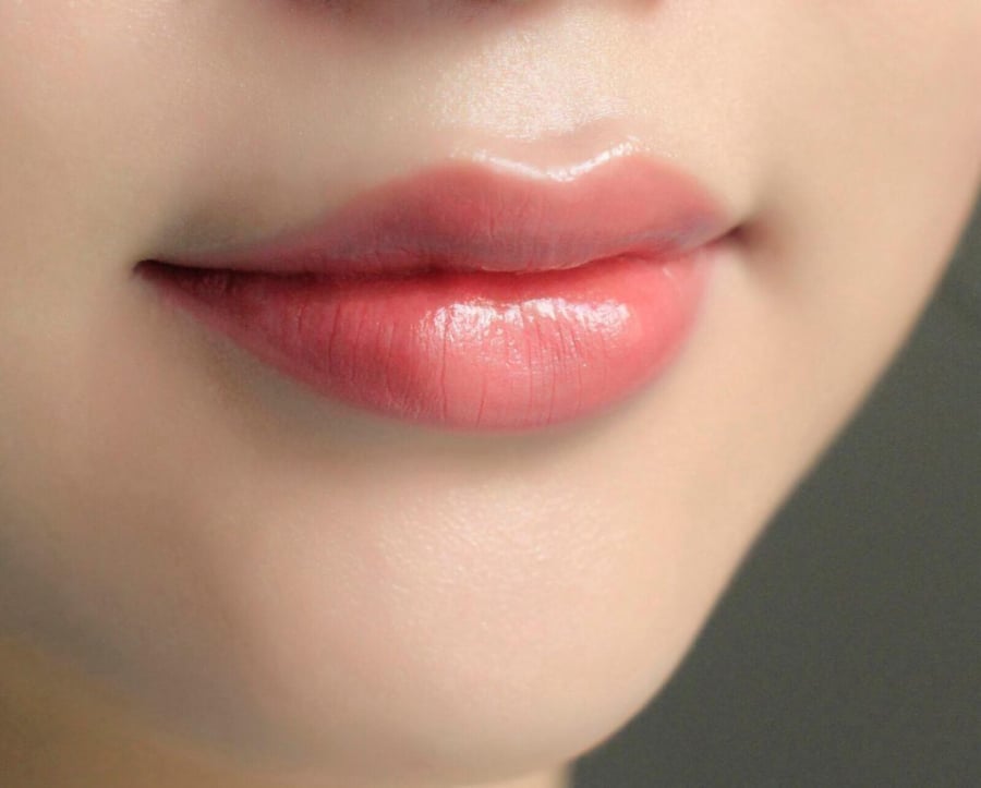 Phụ nữ có tướng miệng anh đào thường là người tốt bụng, dịu dàng và chịu thương chịu khó.