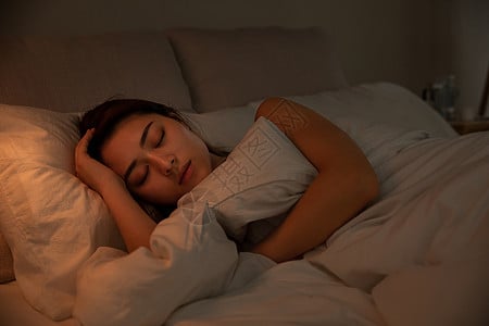Tại sao không nên nằm ngược đầu giường?    