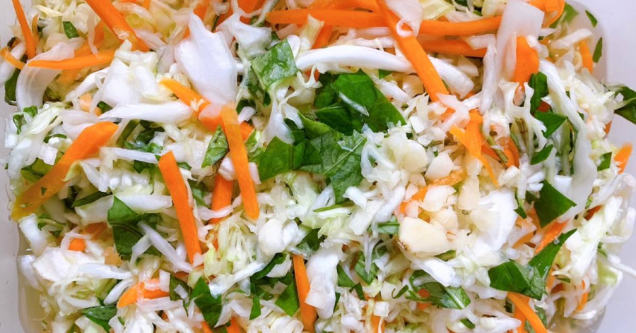 Món dưa bắp cải muối chua khi ăn bạn sẽ cảm nhận được vị giòn ngọt của bắp cải, hương thơm của rau mùi, vị cay của ớt...