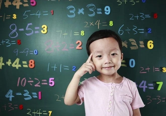 Hãy thường xuyên khích lệ trẻ để giúp ham học hỏi hơn. (Ảnh minh họa)