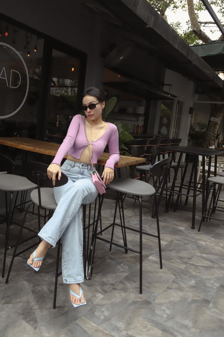 Cô kết hợp mẫu quần này với sơ mi màu pastel, áo crop top, áo hai dây... đơn giản nhưng không bao giờ lỗi mốt. 
