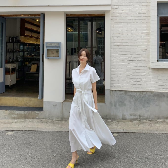 Bên cạnh các mẫu sandal mang tông màu trung tính, chị em hãy làm mới style mùa hè bằng những đôi sandal mule màu sắc nổi bật như hồng, vàng tươi hay xanh da trời…