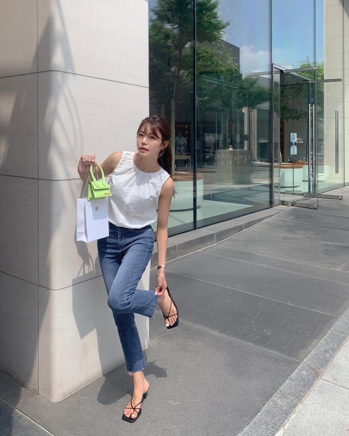 Những mẫu sandal này còn tăng thêm nét trang nhã, sang xịn mịn cho bộ Shbet999 com đăng nhập.