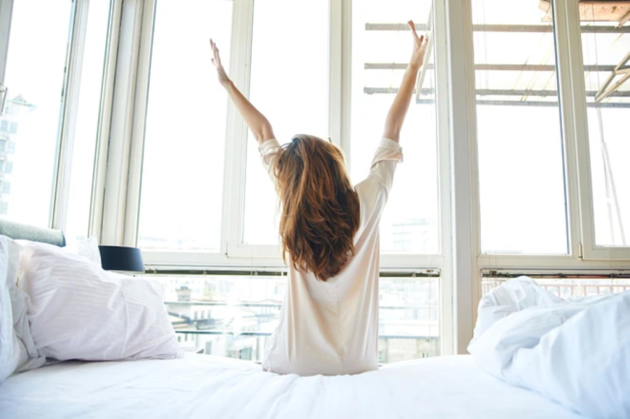 Sau khi ngủ dậy, bạn đừng bỏ qua việc tận hưởng ánh nắng ban mai, nó sẽ giúp bạn có thêm năng lượng vui vẻ... (Ảnh minh họa)