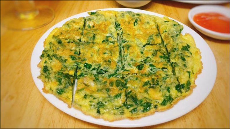 Trứng rán ngải cứu