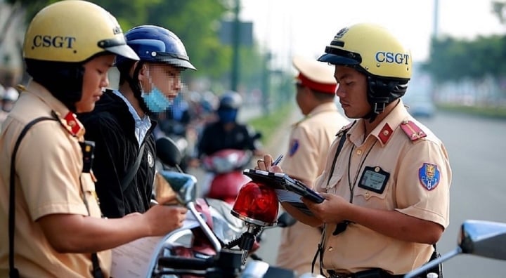 Vợ chồng anh em đi xe của nhau có bị phạt lỗi không chính chủ