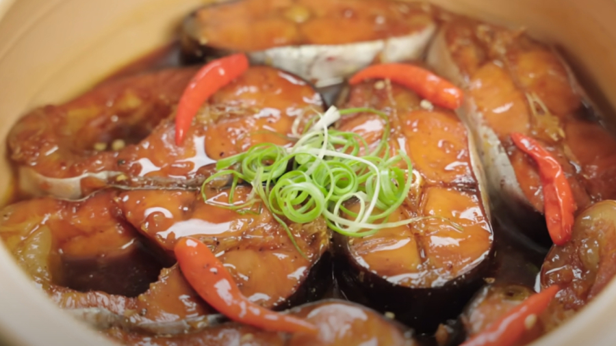 Kho cá hai lửa giúp cá chín mềm, đậm đà.