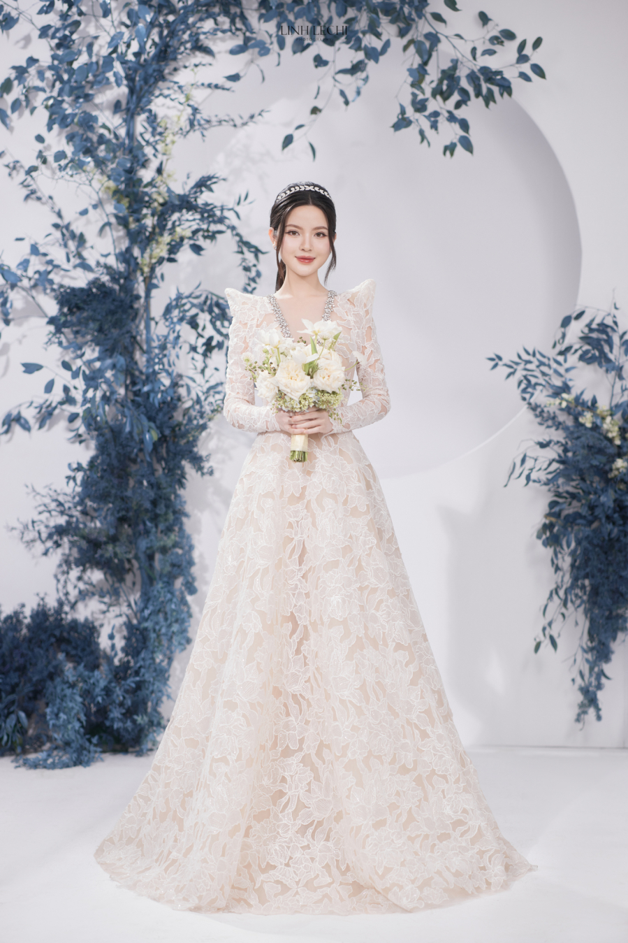 Thiết kế phủ ren nhẹ nhàng với phần cổ V gợi cảm, khéo che bụng bầu. 