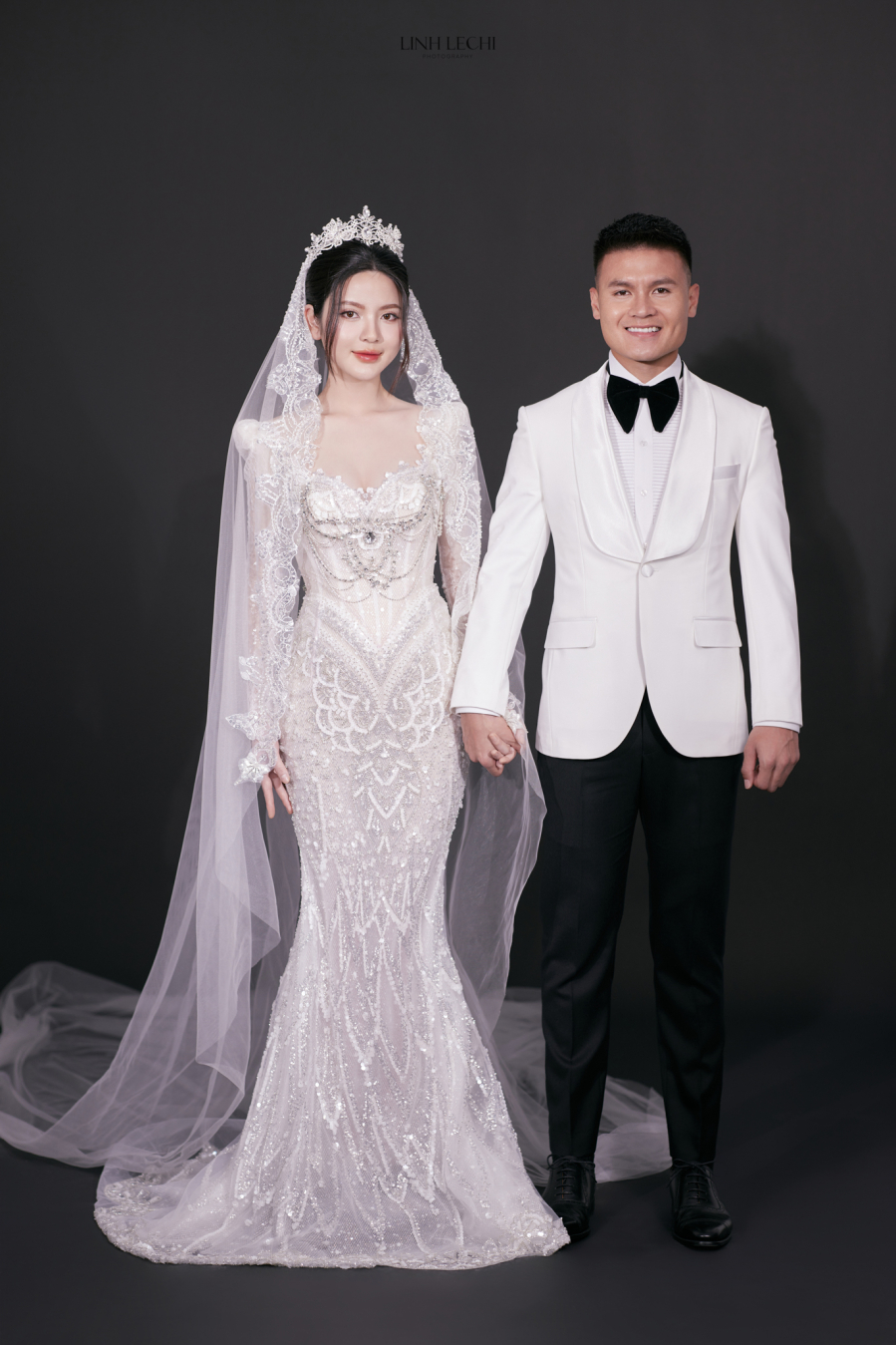 Thiết kế thứ 3 nổi bật giúp khoe trọn đường cong quyến rũ khi nhấn eo V cổ điển và sang trọng. Phần tùng váy có thể tháo rời sử dụng 2in1 làm tăng thêm tính ứng dụng và hình ảnh đa dạng. Thiết kế này có giá 76 triệu đồng.
