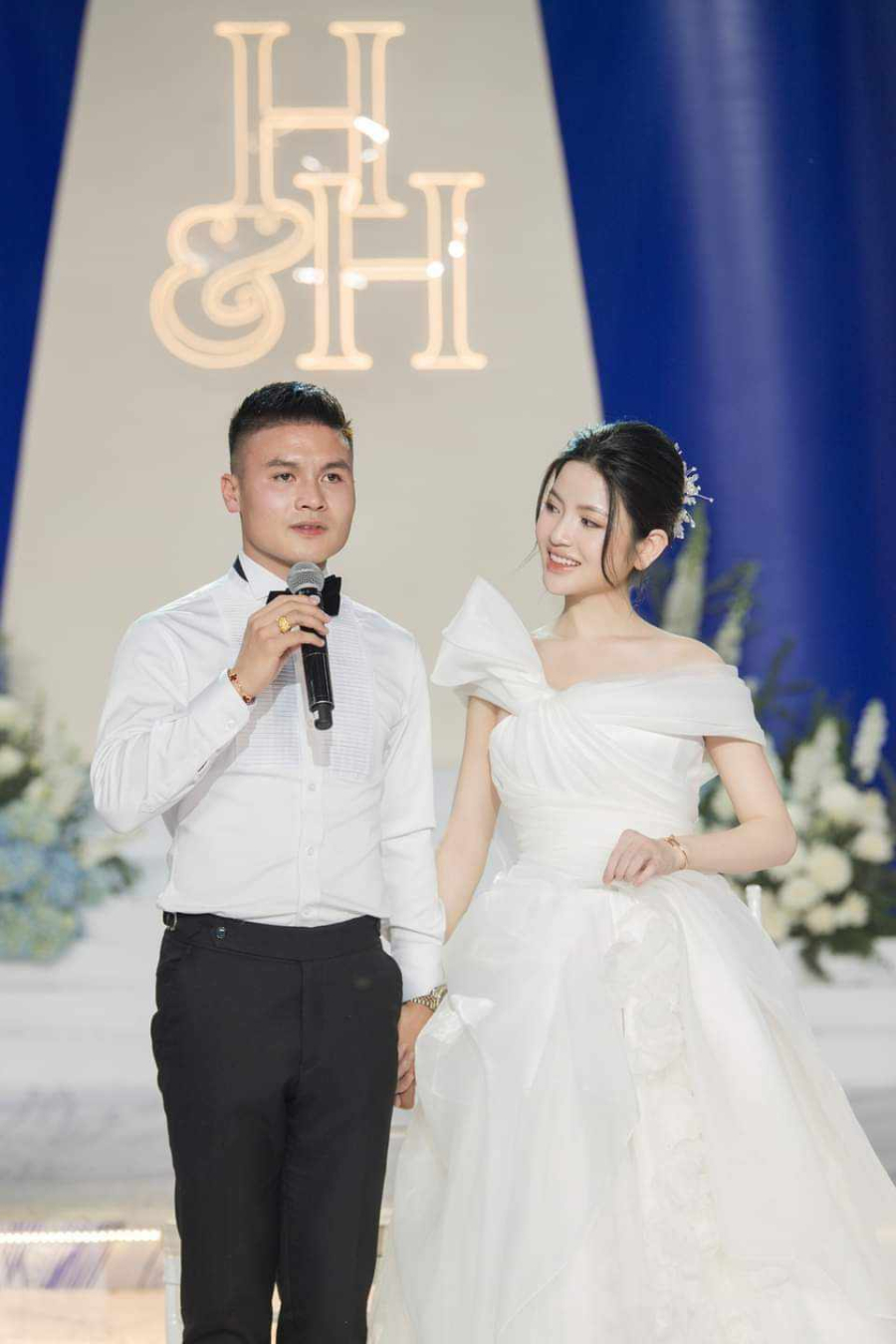 Mẫu váy cưới lệch vai cùng thiết kế bất đối xứng hiện đại kết hợp với kĩ thuật drapping và đính hoa 3D thủ công. Mẫu váy thật sự tôn lên vẻ đẹp yêu kiều và góp phần mang đến hình ảnh vô cùng tinh tế, sang trọng cho cô dâu Chu Thanh Huyền.    