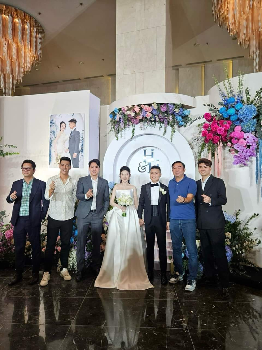 Bộ váy mà cô dâu Chu Thanh Huyền mặc trong nghi lễ chào đón khách mời tại tiệc chiêu đãi tại Hà Nội có giá 90 triệu đồng, Mẫu váy cúp ngực gây ấn tượng với phần nơ rời bản lớn có sự pha trộn giữa nét truyền thống và hiện đại cùng mẫu khăn voan trùm đầu như cổ tích.     