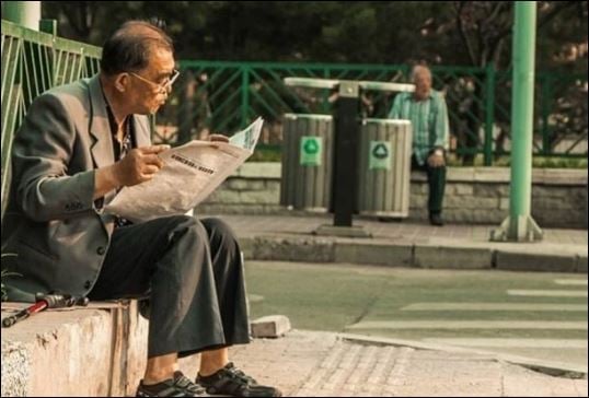 Một số người lớn tuổi có thể hiểu được con cái, biết con cái vất vả, chịu nhiều áp lực nên muốn giúp đỡ con cháu. (ảnh minh họa)