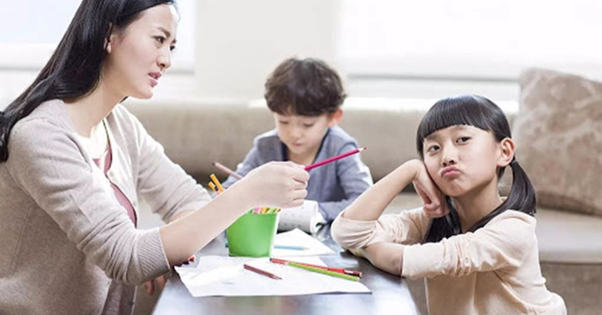  Nếu cha mẹ không tạo điều kiện học tập tốt vì lười biếng, thiện cận thì con cái chắc chắn sẽ bỏ lỡ đi nhiều cơ hội phát triển. (ảnh minh họa)