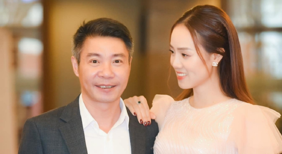 Vừa qua, NSND Công Lý có chuyến sang Nhật để tiếp tục điều trị liệu trình. Mới đây, bà xã NSND Công Lý tiết lộ chuyện chồng sợ tối nên cô đã loạt bóng đèn trên trần nhà để mọi ngóc ngách trong căn nhà sáng sủa. Ngọc Hà hài hước kể: 
