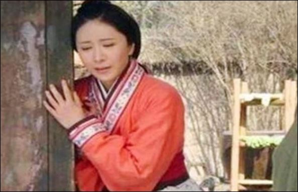  Anh kể cho mẹ nghe về việc nhà vua ban cho bà câu bài vị ''Trinh tiệt bài phường'', sau khi mẹ cậu nghe xong liền cảm thấy vô cùng bối rối. (ảnh minh họa)
