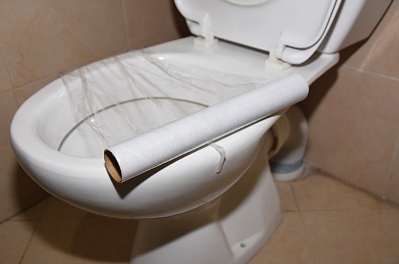 Để thông tắc bồn cầu, bạn có thể áp dụng phương pháp sử dụng màng bọc thực phẩm