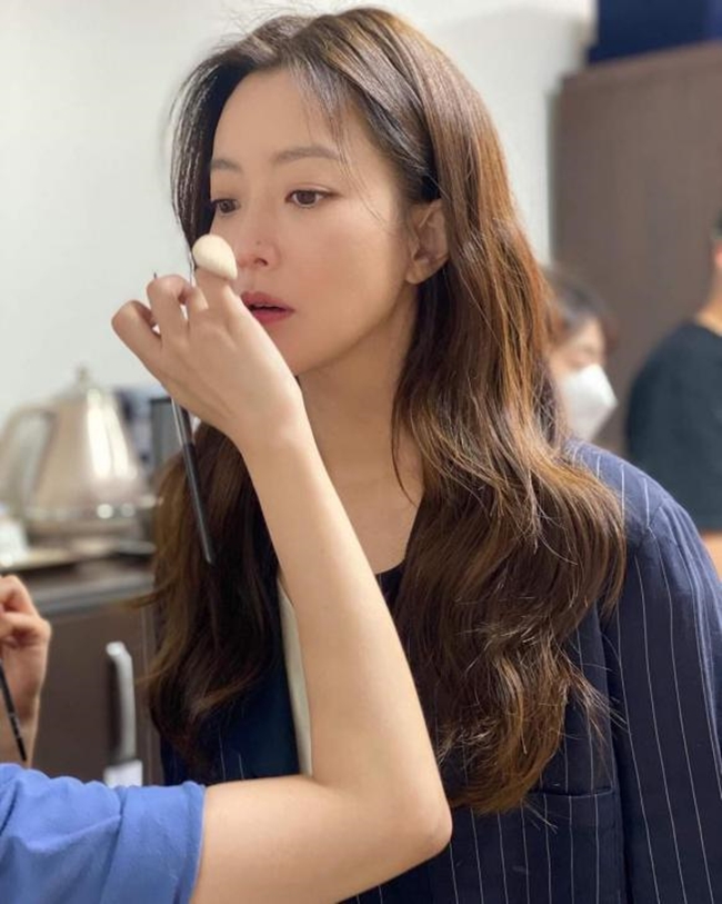 Trước khi trang điểm, người đẹp thường đắp mặt nạ giấy, sau đó thoa một lớp kem dưỡng ẩm.