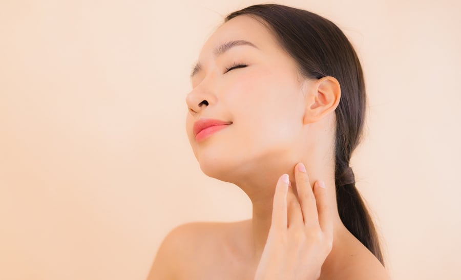 Thay vì chà xát mạnh, bạn hãy nhẹ nhàng sử dụng các sản phẩm tẩy trang và massage da theo các đường tròn nhẹ nhàng nhé.
