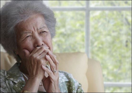 Nhiều người già thường thích đi siêu thị lớn để thử đồ khuyến mãi.  (ảnh minh họa)