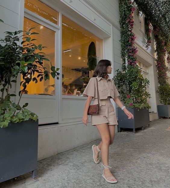 Nếu chưa tự tin với đôi chân, bạn hãy thử tham khảo mẫu sandal có những chi tiêt đơn giản hơn.