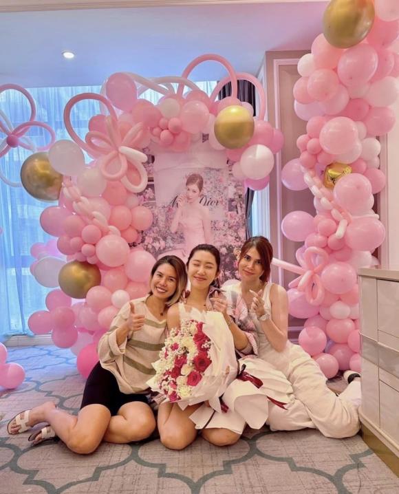 Thúy Ngân đón sinh nhật sang chảnh bên bạn bè của mình  
