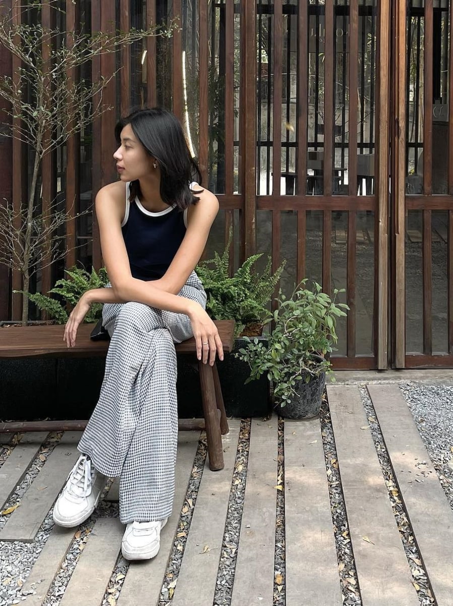 Muốn nâng tầm vẻ sang xịn mịn và tôn dáng tối ưu, các nàng đừng bỏ qua thao tác sơ vin nhé. 