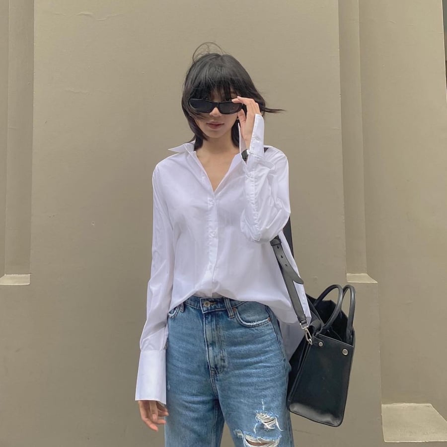 Các nàng có thể kết hợp áo sơ mi oversized cùng quần short, chân váy ngắn, quần jeans ống suông