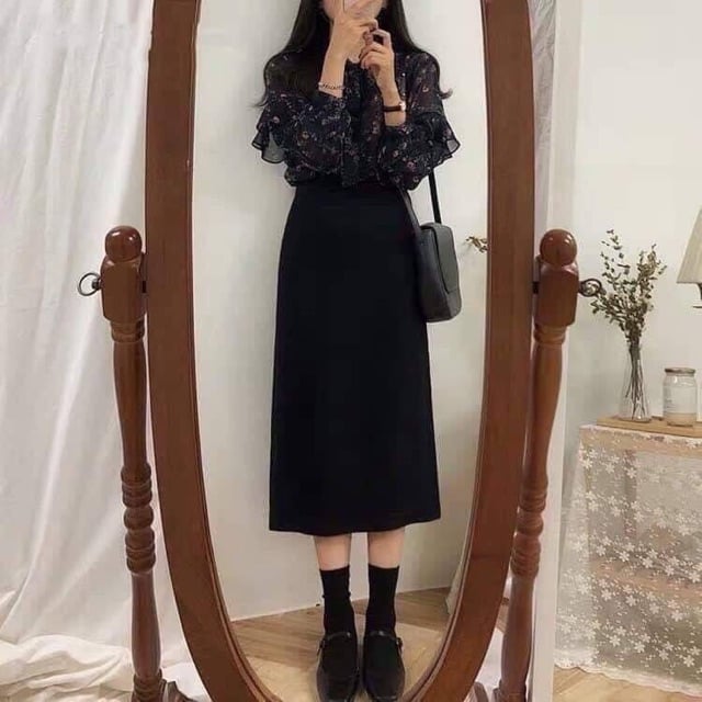 Chân váy suông kết hợp ăn ý với mọi kiểu áo công sở như áo sơ mi oversized, áo blouse nữ tính hay áo thun trơn màu nhã nhặn.