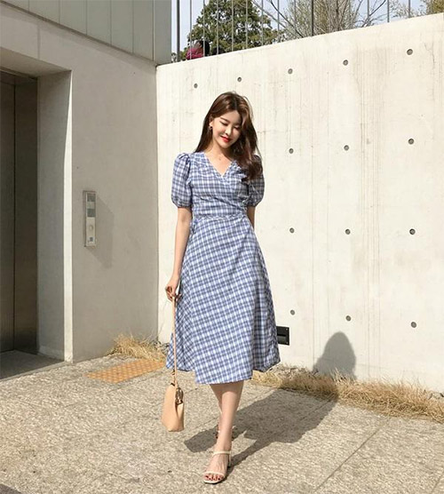 Ngoài ra nên chọn giày mũi nhọn, giày màu be hoặc giày slingback sẽ hoàn thiện outfit sang xịn mịn và tôn dáng tối đa.