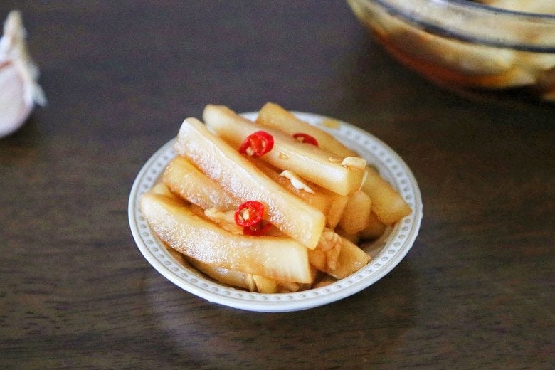 Khi ăn, bạn có thể cảm nhận được củ cải giòn sần sật, ngọt ngọt cay cay đưa miệng.