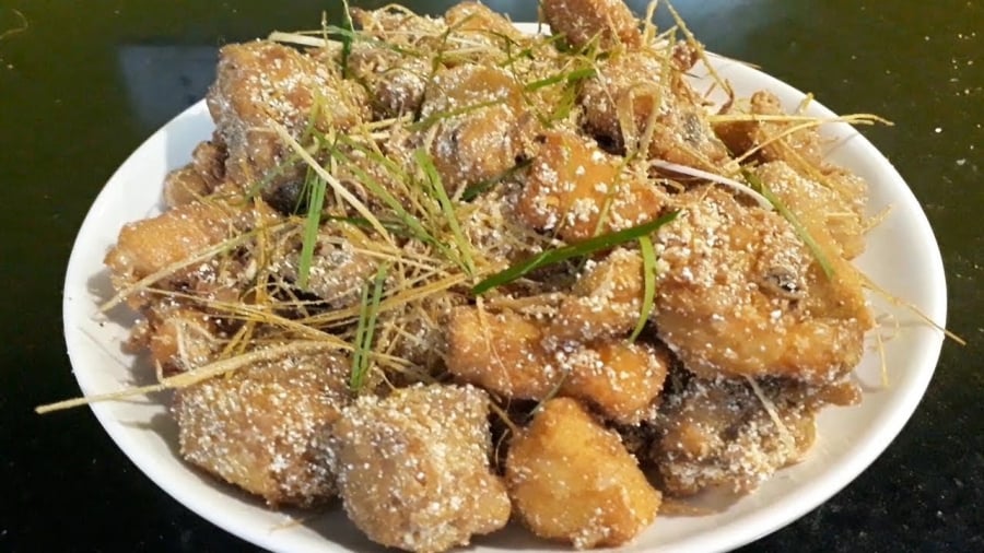Món gà rang muối hấp dẫn hoàn thành