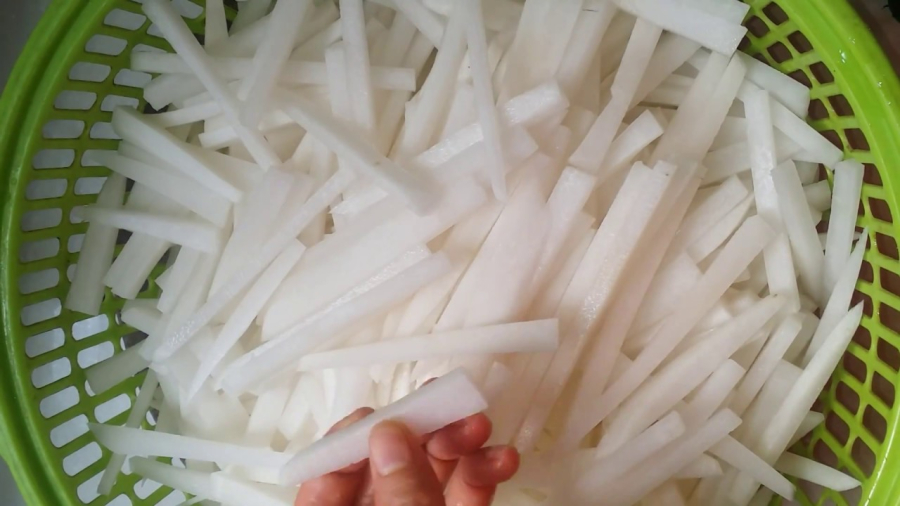 Bạn có thể thái của cải thành những thanh dài có kích cỡ gần bằng ngón tay út là được.