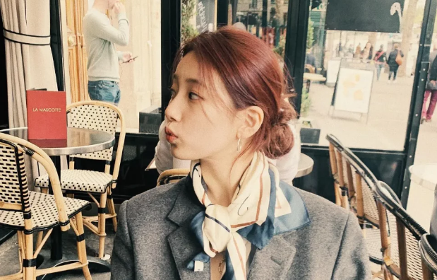 Kiểu tóc đơn giản nhưng tăng hiệu quả phong cách.