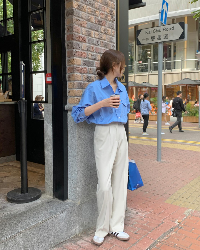 Các nàng hãy sơ vin bộ đôi áo sơ mi và quần trắng, sau đó đi kiểu giày nịnh dáng như sandal cao gót quai mảnh, sneaker trắng nhé.