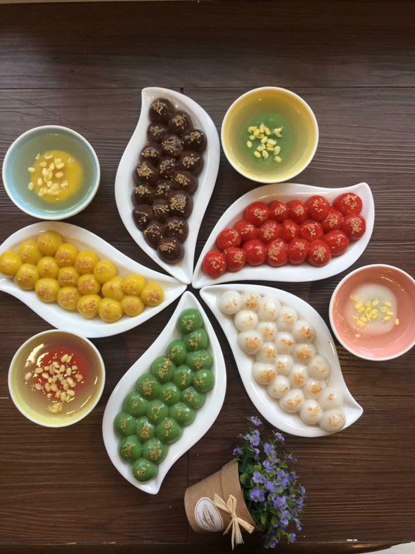 Ngoài màu trắng quen thuộc, người ta còn sáng tạo thêm bánh trôi, bánh chay nhiều màu khác.