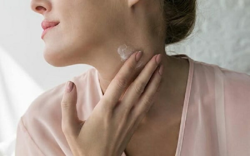 Tình trạng khô, thiếu nước còn dẫn đến mất collagen, từ đó cũng có thể dẫn đến xuất hiện nếp nhăn.