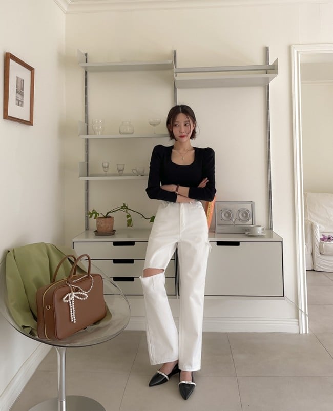 Nên ưu tiên các món đồ tối giản, gọn gàng để tránh rối mắt cũng như làm nổi bật tuyệt đối nét phóng khoáng của chiếc quần.