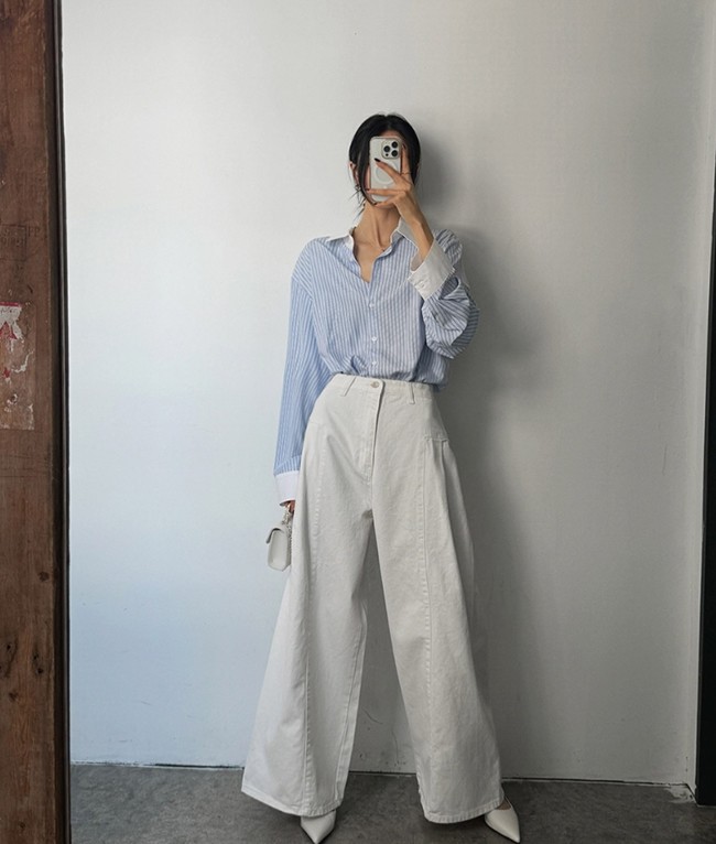 Các item dáng oversize còn cực kỳ trẻ trung, do đó hãy chăm diện hơn nếu muốn trông trẻ ra vài tuổi.