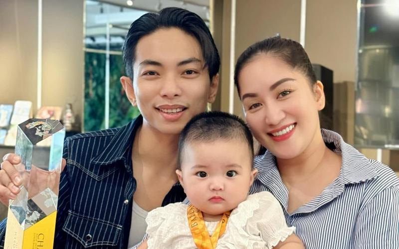 Nam kiện tướng còn chủ động đeo huy chương lên cổ cho nhóc tỳ. Ảnh: FBNV
