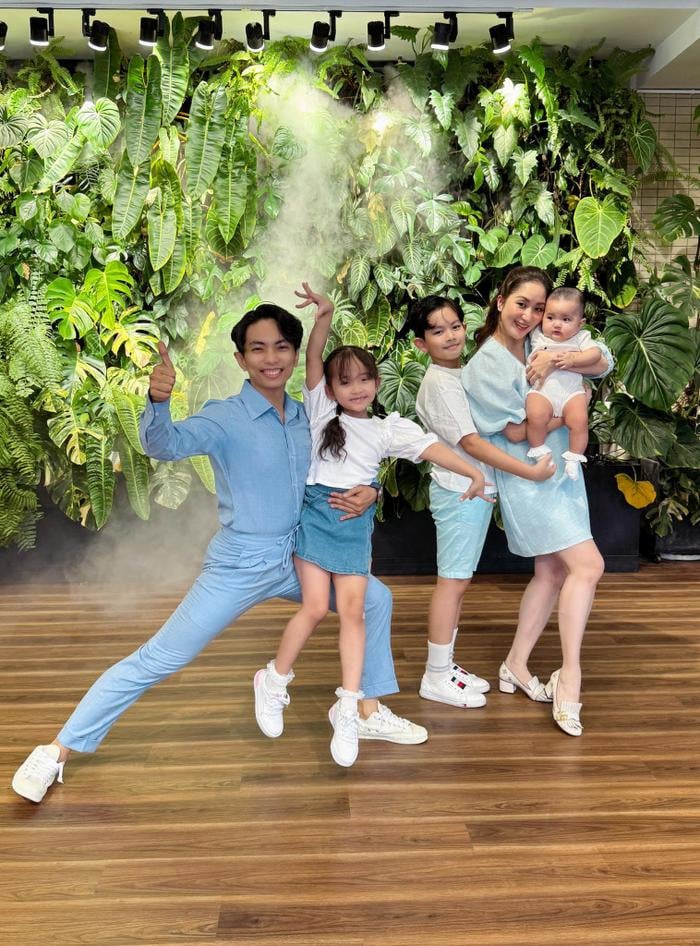 Gia đình hạnh phúc của cặp đôi.