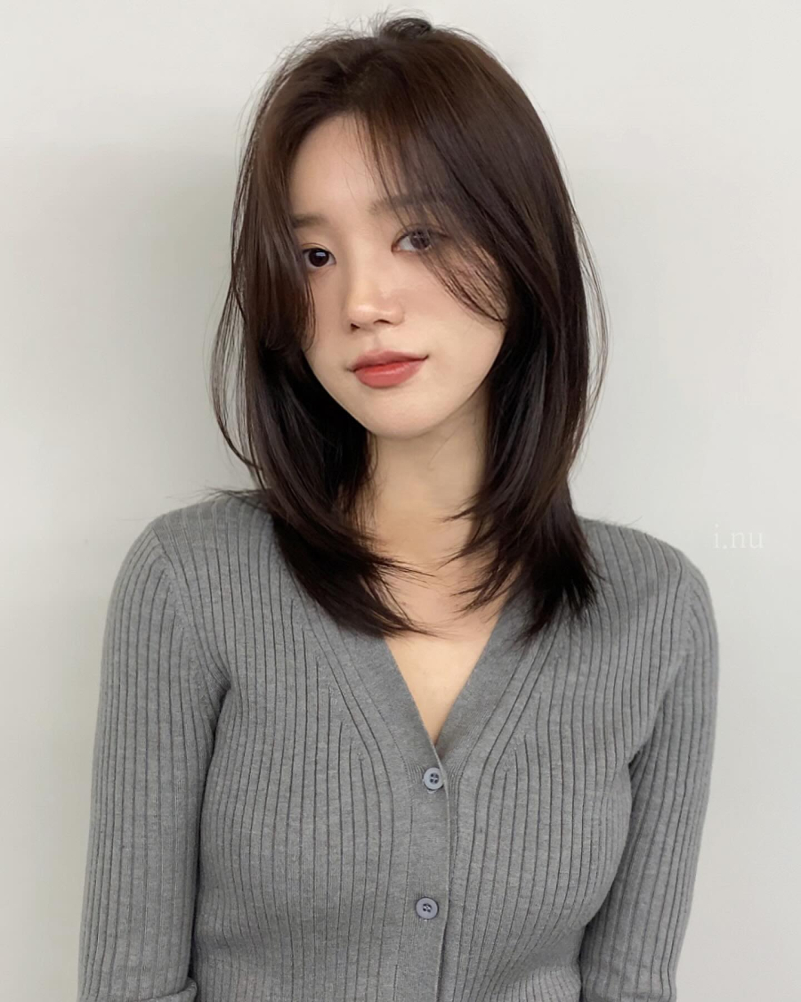 Để tạo hiệu ứng nhỏ gọn hơn cho gương mặt, các nàng có thể 