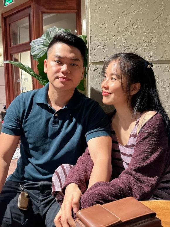 Lê Phương vừa khoe khoảnh khắc tình tứ nắm tay chồng trẻ với ánh mắt âu yếm, kèm dòng caption hài hước.