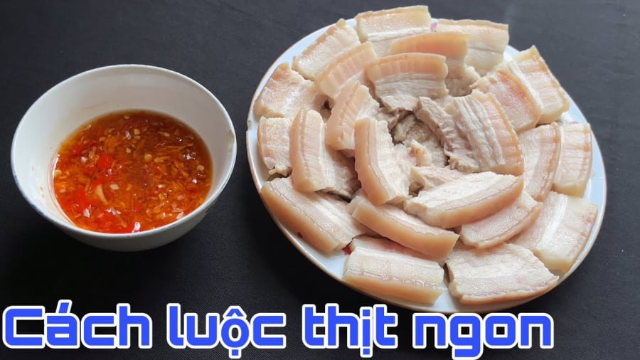 Khi luộc thịt nên để lửa ở mức nhỏ/vừa, thịt sẽ chín đều và thịt cũng sẽ mềm hơn. Đun lửa vừa, khi sôi thì hạ nhỏ lửa.    