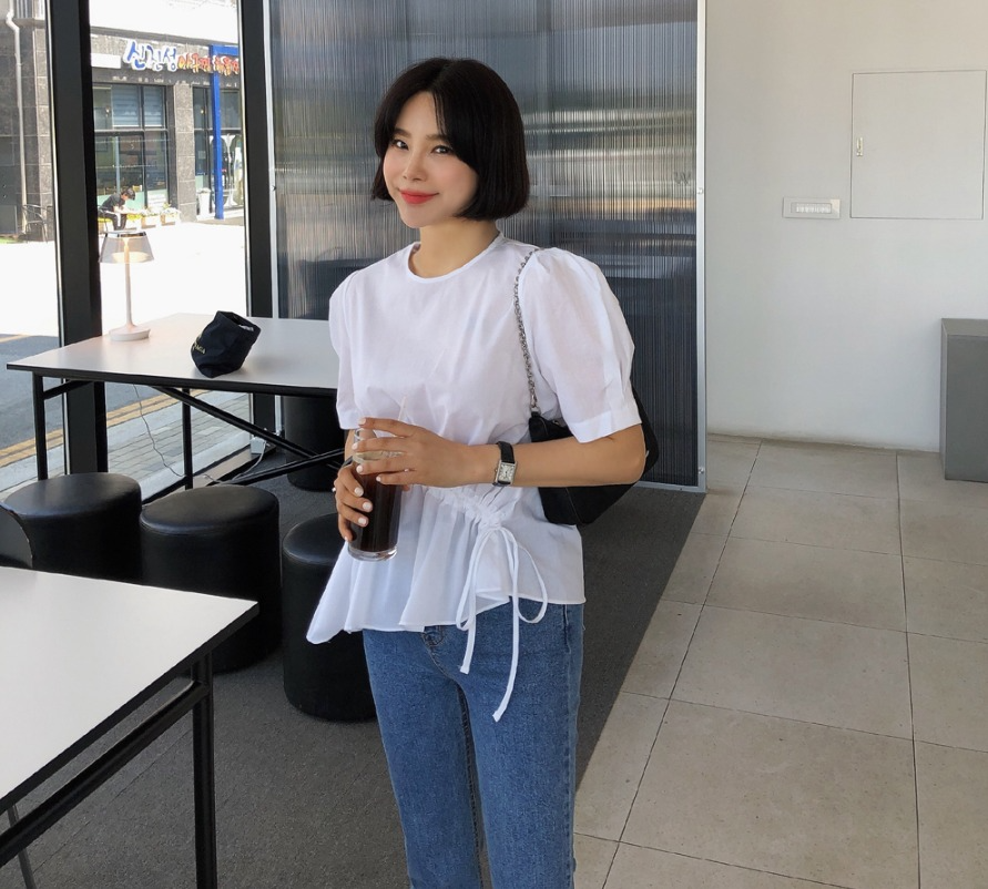 Áo blouse còn có thể được kết hợp với các loại quần jean khác nhau như quần skinny, quần boyfriend... đều giúp nàng có diện mạo xinh tươi.